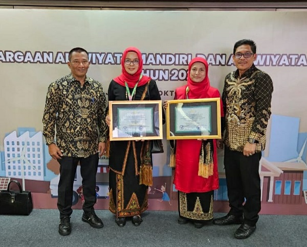 Kepala Sekolah SMPN 4 dan SMPN 6 berfoto bersama Kepala DLHK3 Hamdani Basyah dan Kadisdikbud Sulaiman Bakri usai menerima penghargaan Adiwiyata Nasional 2023. (Waspada/Ist)