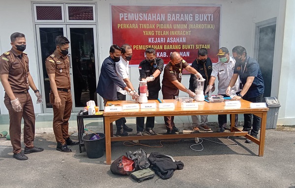 Kajari Asahan Dedyng Wibiyanto Atabay, didampingi Kepala BNN Asahan Andrea Retha, serta perwakilan dari Polres Asahan, PN Kisaran dan Pemkab Asahan, memusnahkan BB Narkotika dengan cara di blender. Waspada/Sapriadi