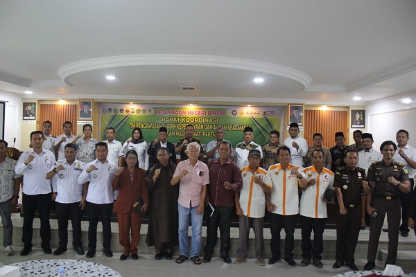 Tim Pengawasan Aliran Kepercayaan dan Aliran Keagamaan Masyarakat (PAKEM) foto bersama usai melaksanakan rapat koordinasi di Aula Kejaksaan Negeri (Kejari) Binjai, Rabu (18/10). Waspada/Ist