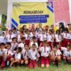 Mahasiswa KKNT MBKM FKIP UNA bersama para guru dan siswa SD Negeri 015860 Desa Rawang Baru, foto bersama dalam kegiatan sosialisasi pentingnya kreativitas literasi dan numerasi. Waspada/Ist
