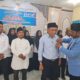 Ketua DPD BKPRMI Idi Tunong, Tgk M Isa, menyematkan PIN BKPRMI ke Nurdin Djalil, saat Pelantikan DPK BKPRMI Idi Tunong di Aula Serbaguna Kantor Camat Idi Tunong, Aceh Timur, Selasa (15/10). Waspada/Muhammad Ishak
