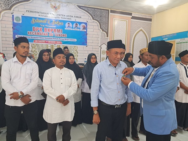 Ketua DPD BKPRMI Idi Tunong, Tgk M Isa, menyematkan PIN BKPRMI ke Nurdin Djalil, saat Pelantikan DPK BKPRMI Idi Tunong di Aula Serbaguna Kantor Camat Idi Tunong, Aceh Timur, Selasa (15/10). Waspada/Muhammad Ishak