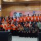 Pj Wali Kota Langsa, Syaridin didampingi Deputy Branch Manager Indomaret Cabang Medan, Novendra, berfoto bersama dengan peserta dalam pelatihan pelatihan kewirausahaan mandiri UMKM di Aula Cakra Donya Langsa, Kamis (19/10). Waspada/Rapian