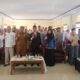 Pj Wali Kota Langsa, Syaridin SPd, MPd, didampingi Kepala Kesbangpol Kota Langsa, Zulhadisyah berfoto bersama dengan para pelajar usai membuka sosialisasi pelaksanaan Pemilu dan Pemilukada serentak tahun 2024 kepada pemilih pemula di Kota Langsa tahun 2023 di Aula Dinas Pendidikan dan Kebudayaan Kota Langsa, Senin (2/10). Waspada/Rapian