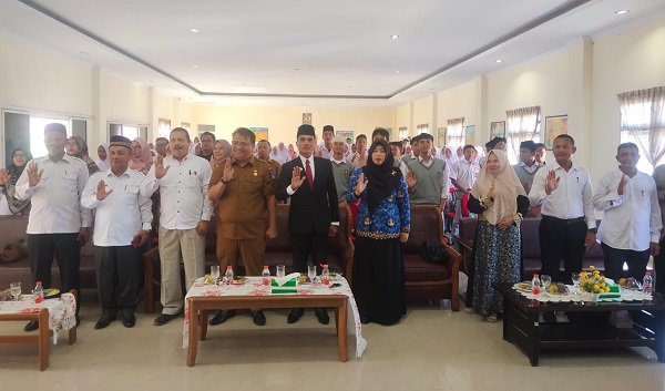 Pj Wali Kota Langsa, Syaridin SPd, MPd, didampingi Kepala Kesbangpol Kota Langsa, Zulhadisyah berfoto bersama dengan para pelajar usai membuka sosialisasi pelaksanaan Pemilu dan Pemilukada serentak tahun 2024 kepada pemilih pemula di Kota Langsa tahun 2023 di Aula Dinas Pendidikan dan Kebudayaan Kota Langsa, Senin (2/10). Waspada/Rapian