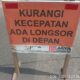 Plank aneh bisa menjadi hoax menginformasikan "kurangi kecepatan ada longsor". Waspada/Ist