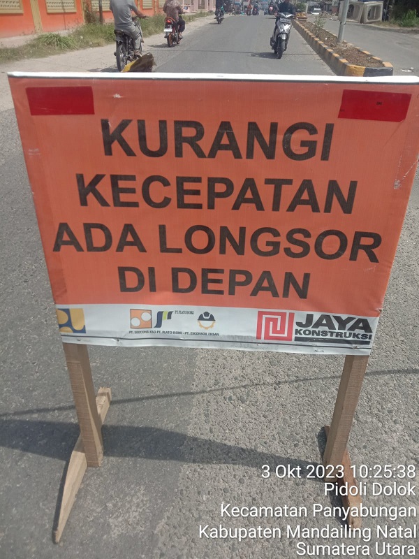 Plank aneh bisa menjadi hoax menginformasikan "kurangi kecepatan ada longsor". Waspada/Ist