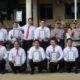Kapolres AKBP Yogen Heroes Baruno (duabelas kanan berdiri) pose bersama setelah menyerahkan reward kepada 34 personel Polres Pematangsiantar yang berprestasi dalam melaksanakan tugas di lapangan apel Mapolres, Jl. Jend. Sudirman, Selasa (3/10).(Waspada-Ist).