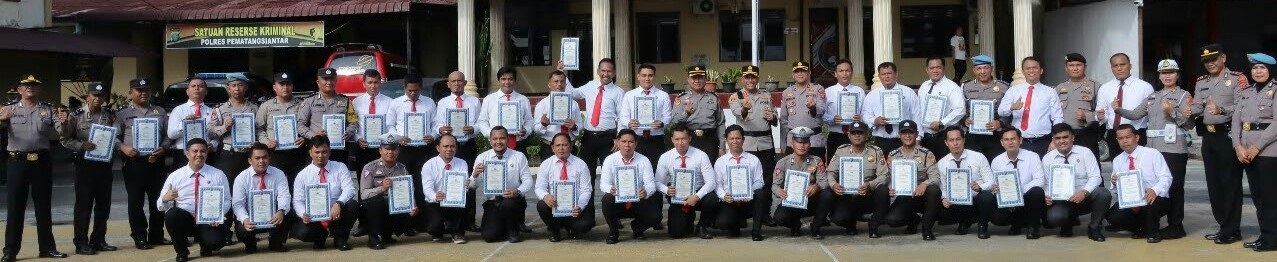 Kapolres AKBP Yogen Heroes Baruno (duabelas kanan berdiri) pose bersama setelah menyerahkan reward kepada 34 personel Polres Pematangsiantar yang berprestasi dalam melaksanakan tugas di lapangan apel Mapolres, Jl. Jend. Sudirman, Selasa (3/10).(Waspada-Ist).