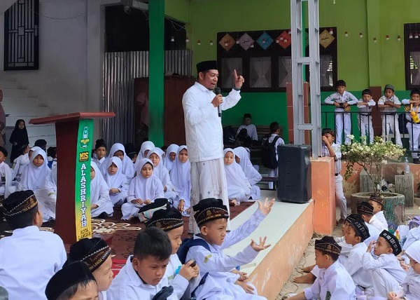 Tgk Fauzaruddin, SPdI yang juga Plt Kepala DSI dan PD Kota Langsa saat menyampaikan ceramah Maulid Nabi Muhammad SAW, di halaman MIS Al Ashriyah Kota Langsa, Selasa (3/10). Waspada/Munawar