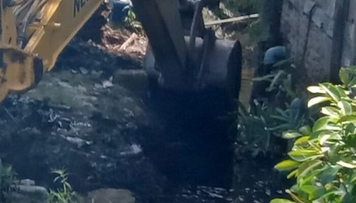Warga Antusias Sambut Alat Berat Bersihkan Parit Di Labuhanruku