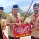 Ketua Kwarda Gerakan Pramuka Aceh H Muzakir Manaf, menyerahkan pengharagaan sebagai Kwarcab Tergiat III Tingkat Provinsi Aceh Tahun 2022 dalam puncak HUT ke-62 Gerakan Pramuka Tahun 2023 di Lapangan Pusat Perkantoran Pemkab Aceh Timur di Idi, Senin (2/10). Waspada/H Muhammad Ishak