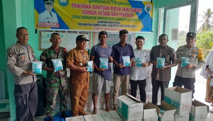 Warga Suka Damai Abdya Terima Bantuan Pupuk