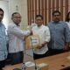 Ketua DPRK Langsa, Maimul Mahdi saat menyampaikan berkas anggota KIP Kota Langsa periode 2023-2028, kepada Kepala Bagian Administrasi Anggota KPU RI dan Badan Adhoc, Wahdi Hafizy, di kantor Komisi Pemilihan Umum (KPU) RI di Jakarta, Senin (2/10). Waspada/Ist.