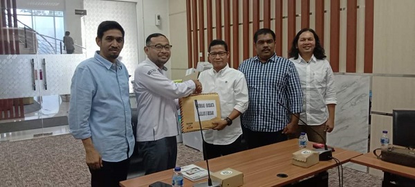 Ketua DPRK Langsa, Maimul Mahdi saat menyampaikan berkas anggota KIP Kota Langsa periode 2023-2028, kepada Kepala Bagian Administrasi Anggota KPU RI dan Badan Adhoc, Wahdi Hafizy, di kantor Komisi Pemilihan Umum (KPU) RI di Jakarta, Senin (2/10). Waspada/Ist.