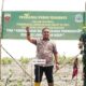 President Smelter Governance & External Communication Fajri Ramadhan, Dandim 0208/Asahan Letkol Inf Muhammad Bassarewan menanam mangrove di Pantai Sejarah Batubara (Waspada/Ist)