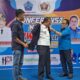 Ketua PWI Aceh M. Nasir Nurdin disaksikan Ketua Balai PWI Pijay Ikhsan, menyematkan baju PWI kepada Wakil Bupati Pidie Jaya, Said Mulyadi sebagai warga kehormatan PWI Aceh, pada pembukaan Konferensi I PWI Pidie Jaya, Rabu (4/10) di aula Cot Trieng, kantor Pemkab Pijay, Meureudu. (Waspada/Muhammad Zairin)