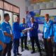Ketua KNPI Aceh Timur terpilih, H Sulaiman selaku ketua tim formatur, menerima dokumen dari Presidium Sidang Dedy Kusnaidi (ketua) dan H. Muhammad Ishak (sekretaris) dalam Musda XIV KNPI Aceh Timur di Aula Kantor Camat Serbajadi di Lokop, Minggu (1/10). Waspada/Ist.
