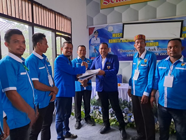 Ketua KNPI Aceh Timur terpilih, H Sulaiman selaku ketua tim formatur, menerima dokumen dari Presidium Sidang Dedy Kusnaidi (ketua) dan H. Muhammad Ishak (sekretaris) dalam Musda XIV KNPI Aceh Timur di Aula Kantor Camat Serbajadi di Lokop, Minggu (1/10). Waspada/Ist.