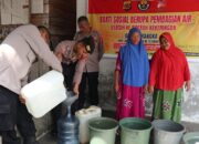 Personel Polres Agara bagikan air bersih terlihat dalam gambar. Waspada/Ist