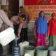 Personel Polres Agara bagikan air bersih terlihat dalam gambar. Waspada/Ist