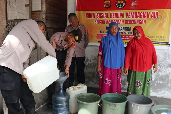 Personel Polres Agara bagikan air bersih terlihat dalam gambar. Waspada/Ist