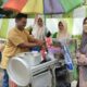 Zaky, pedagang bakso pentol di depan UIN Syahada Padangsidimpuan sedang melayani pembeli./Waspada/Mohot Lubis.