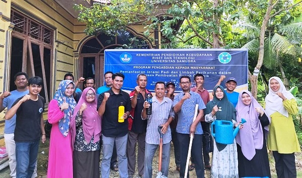 Dosen Fakultas Pertanian Universitas Samudra, Syamsul Bahri, S.P., M.P memberikan pelatihan pembuatan pupuk organik dari limbah jerami dan perikanan kepada petani di Desa Suka Jadi, Aceh Tamiang, Rabu (4/10). Waspada/ist