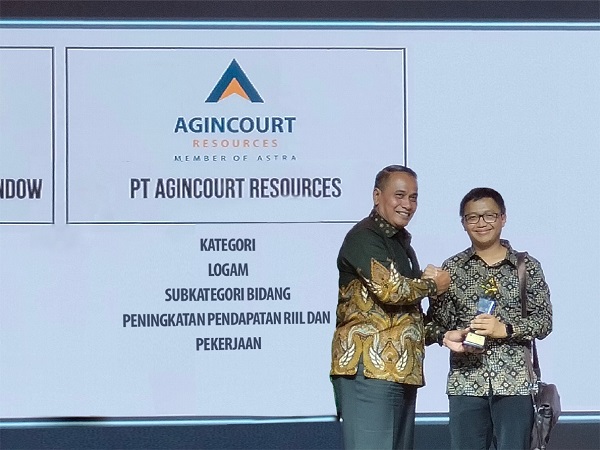 Presdir PTAR Muliady Sutio dan Wakil Presdir Ruli Tanio terima lima penghargaan dari Kementerian ESDM. (Waspada/Ist)