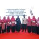 Bunda PAUD Kabupaten Aceh Besar Cut Rezky Handayani foto bersama usai melepas tim tari Aceh Besar yang akan berlaga di Porseni Nasional IGTKI-PGRI di Jakarta. (Waspada/Zafrullah)