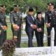 Staf Ahli Bidang Pemerintahan Happy Oikumenis Daely (tiga kanan) mewakili Wali Kota Susanti Dewayani dan Wakapolres Kompol Pardamean Hutahaean (dua kanan) mewakili Kapolres AKBP Yogen Heroes Baruno dan lainnya menabur bunga di salah satu makam saat ziarah nasional memperingati HUT ke-78 TNI di TMP Nagur, Kota Pematangsiantar, Rabu (4/10).(Waspada-Ist).