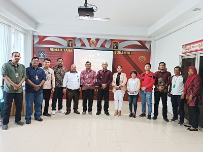 DIREKTUR LBH Cakra Keadilan Helmax Alex Sebastian Tampubolon SH, MH foto bersama dengan Kepala Rutan Klas I Labuhandeli Erwin Simangunsong usai acara launching program Bantuan Hukum Gratis dari Negara (Bahagia) di Rumah Tahanan (Rutan) Kelas I Labuhandeli, Sabtu (30/9). Waspada/Andi Aria Tirtayasa