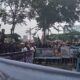 Peserta aksi berorasi saat menggelar unjukrasa damai di depan gedung DPRD Sumut, Jumat (13/10).  Waspada/Partono Budy