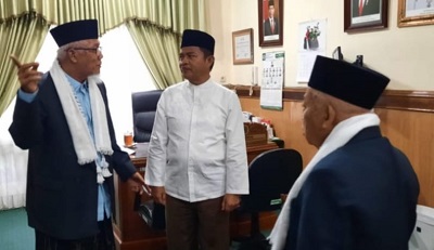 KETUA Umum MUISU,Dr.Maratua Simajuntak, Pj. Gubernur Sumatera Utara, H. Hasanuddin berbincang sebelum kegiatan. Waspada/ist