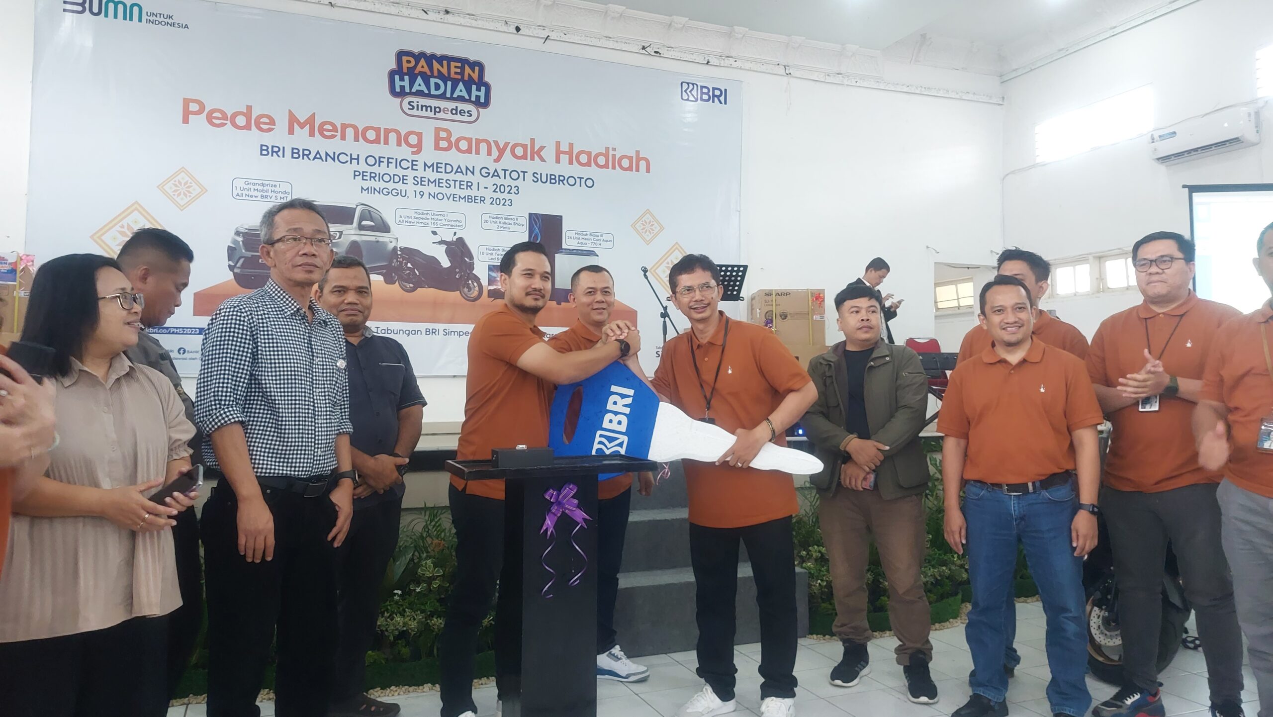 Pimpinan Cabang BRI Medan Gatot Subroto, Wisnu Wirawan secara simbolis menyerahkan hadiah Grand Prize satu unit mobil All New BRV Honda kepada Kepala Unit BRI Petisah untuk selanjutnya diserahkan kepada nasabah pemenang.