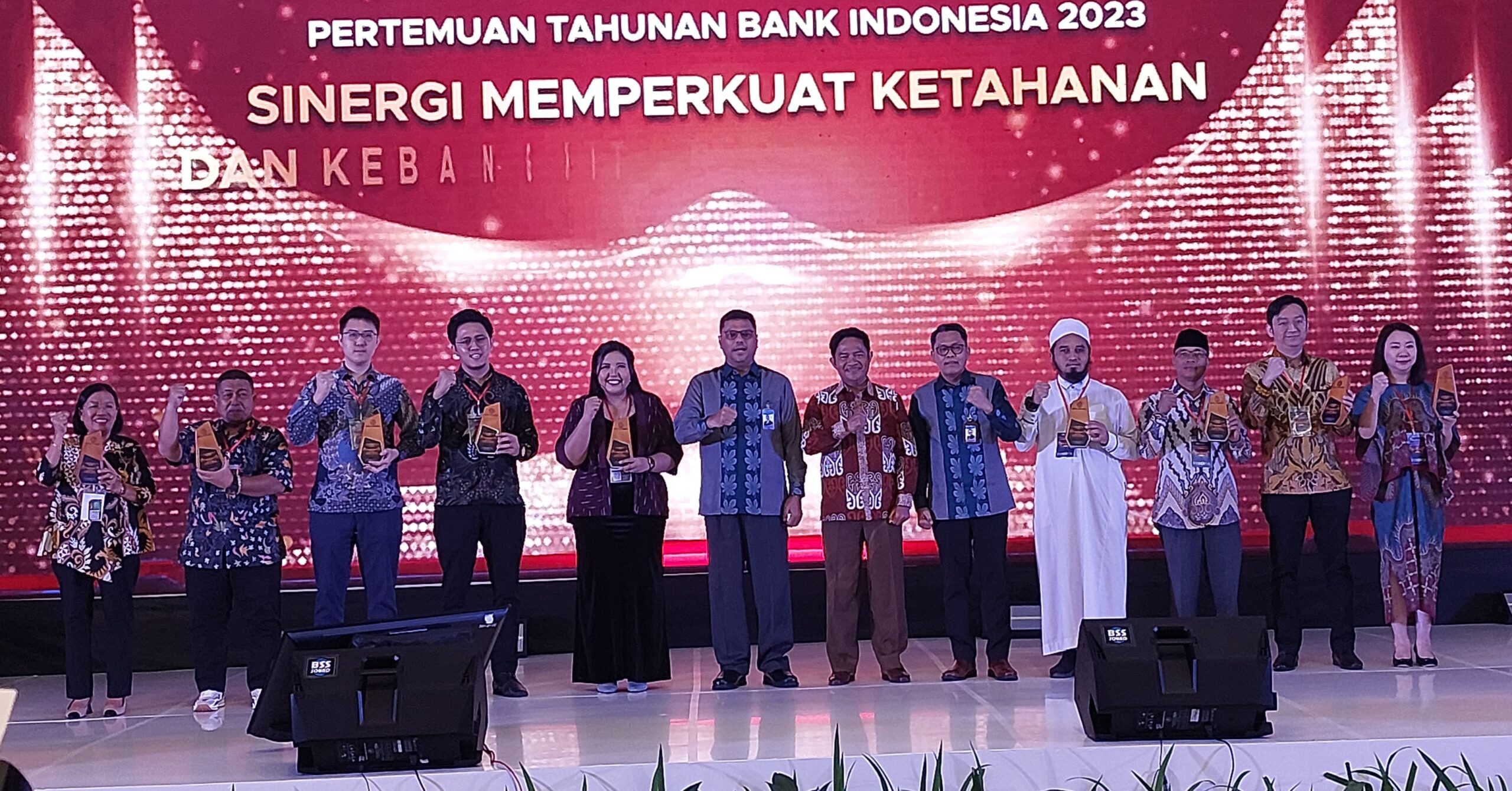 Foto bersama usai penyerahan penghargaan dan apresiasi kepada mitra stakeholder daerah dalam sembilan kategori pada Pertemuan Tahunan Bank Indonesia dengan tema “Sinergi Memperkuat Ketahanan dan Kebangkitan Ekonomi Nasional” di Convention Santika Dyandra Hotel Medan, Rabu (29/11) malam.