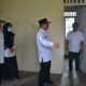 Penjabat Bupati Aceh Tamiang, Meurah Budiman saat meninjau salah satu rumah layak huni yang dibangun di Kecamatan Kuala Simpang dan Kecamatan Rantau.(Waspada/Yusri).