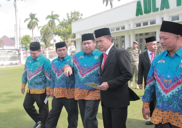 Gubsu,Mayjen TNI (Purn) Hassanudin bersama Ketua PW PGMNI Sumut, Idris Aritonang dan pengurus di depan Aula Tengku Rizal Nurdin, Rabu (15/11). Waspada/ist