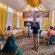 Manager Pertamina IT Lhokseumawe Revi Mei Arisandi memberi paparan dan edukasi kepada masyarakat lingkungan Pt. Pertamina Patra Niaga Integrated Terminal Lhokseumawe ketika gelar simulasi penanggulangan keadaan darurat wilayah ring 1, Kamis (16/11). Waspada/Zainuddin. Abdullah