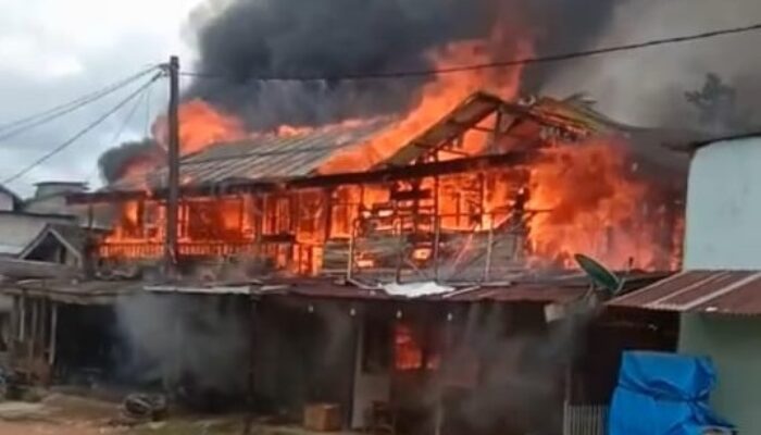 Kebakaran Dahsyat Di Sinunukan, 10 Rumah Hangus