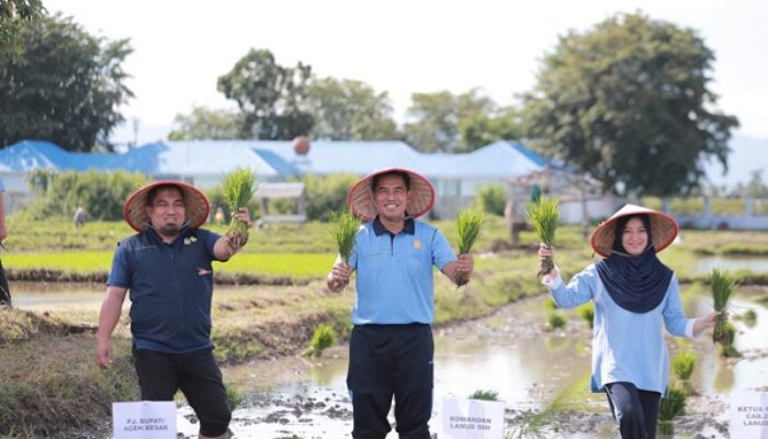 Pj Bupati Aceh Besar-Danlanud SIM Tanam Padi Serentak