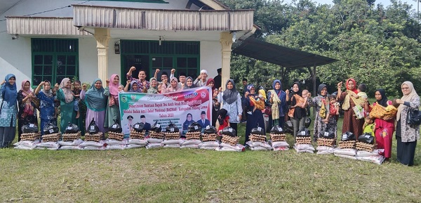 20 keluarga pengasuh anak berisiko stunting untuk menerima bantuan sembako dari Baznas Palas yang menjadi orangtua asuh anak stunting. (Waspada/Idaham Butar Butar)