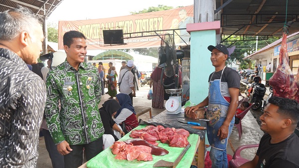 Pj Wali Kota Langsa saat meninjau kegiatan pasar murah, di Kecamatan Langsa Timur, Kamis (16/11). Waspada/Munawar