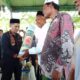 Pj Bupati Agara membagikan bibit cabai kepada perwakilan petani. Waspada/Seh Muhammad Amin
