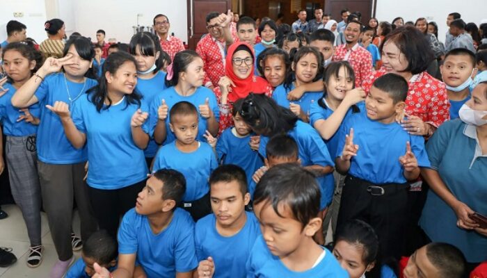 Wali Kota P.Siantar Serahkan Adminduk Kepada Penyandang Disabilitas