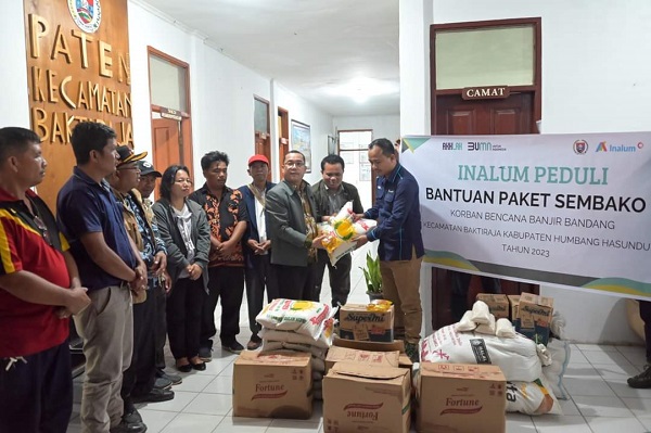 PENJABAT Sekda Kab Humbahas, Chiristison Marbun secara simbolis menerima bantuan sembako dri Inalum untuk diserahkan kepada korban banjir. Waspada/Ist