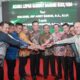 Pj Bupati Aceh Besar foto bersama Pj Wali Kota Banda Aceh, Dandim 0101/KBA lama dan yang baru saat lepas sambut di Makodim 0101/ KBA, Banda Aceh, Kamis (16/11) malam. (Waspada/Ist)
