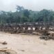 Jembatan hanyut diterjang banjir bandang. Pemkab Langkat sedang bahas biaya perbaikan. (Waspada/Ria Hamdani)