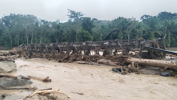 Jembatan hanyut diterjang banjir bandang. Pemkab Langkat sedang bahas biaya perbaikan. (Waspada/Ria Hamdani)