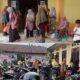 Aula Kantor Kecamatan Gunung Meriah terlihat dipadati masyarakat dan kendaraan yang mengantre untuk berbelanja sembako murah. WASPADA/Ariefh